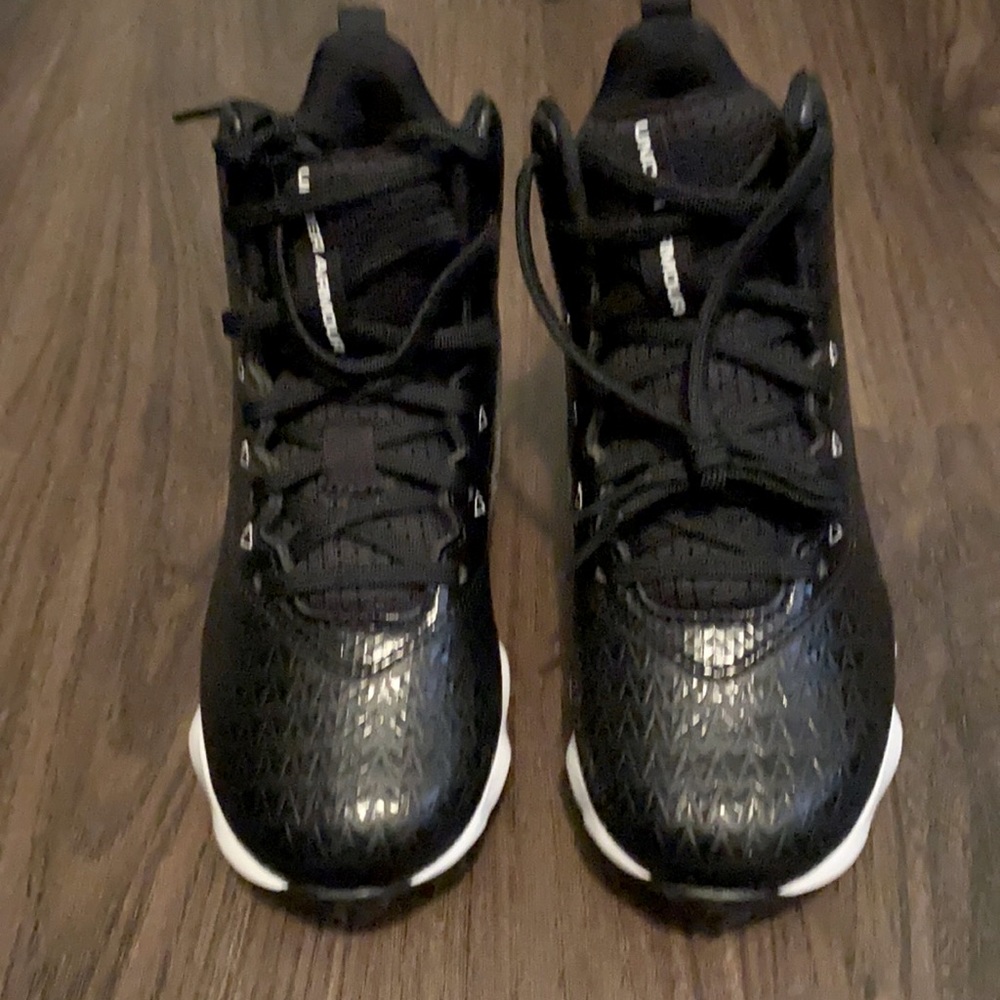Boys Under Armour Baseball Cleats size 1 ( little boy) NEW